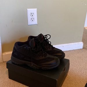 Nike air Jordan 11 low ie size 8.5 great condition
